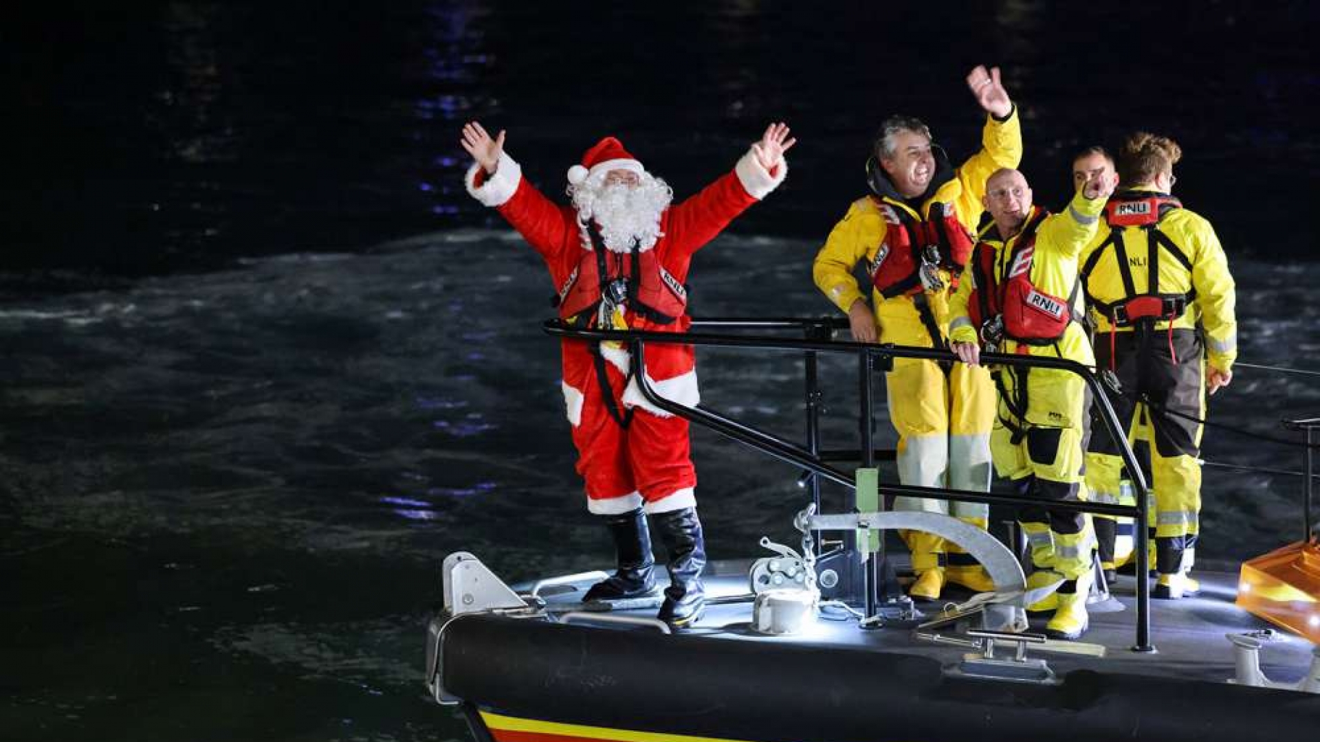  Santa Arrives in Style at St ...